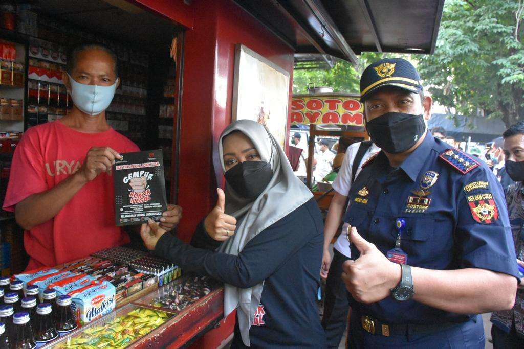 Bupati Mojokerto saat sosialisasi gempur cukai ilegal.(Foto: Deni Lukmantara/Ngopibareng)