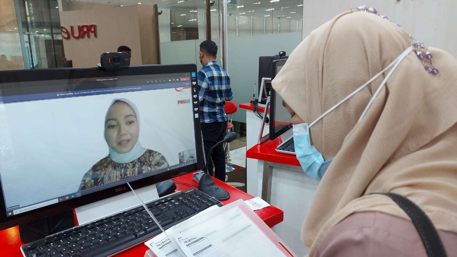 Seorang nasabah asuransi sedang dilayani customer service maya. Pandemilah yang membuat kebutuhan terhadap CS Maya itu muncul dan terus meningkat.