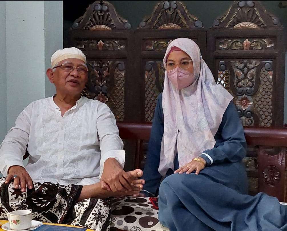 Gus Mus dan Ienas Tsuroiya, putri sulungnya. (Foto: Istimewa)