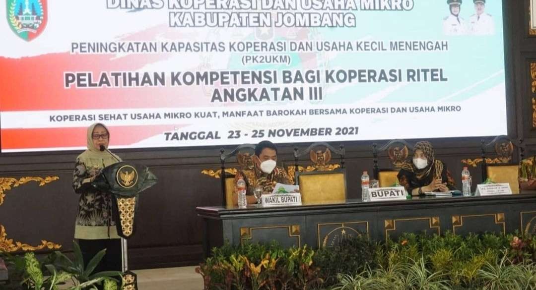 Pemerintah Kabupaten Jombang melalui Dinas Koperasi dan Usaha Mikro menggelar kegiatan Peningkatan Kapasitas Koperasi dan Usaha Kecil Menengah (PK2UKM) dalam bentuk pelatihan kompetensi bagi koperasi ritel di pendopo, Selasa 23-25 November 2021. (Foto: Istimewa)