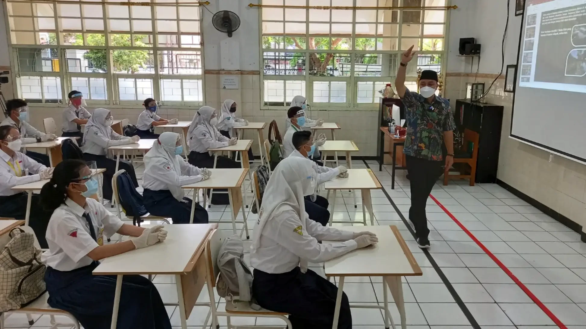 Walikota Surabaya, Eri Cahyadi saat memberi materi pada simulasi PTM di SMPN 1 Surabaya. (Foto: Fariz Yarbo/Ngopibareng.id)