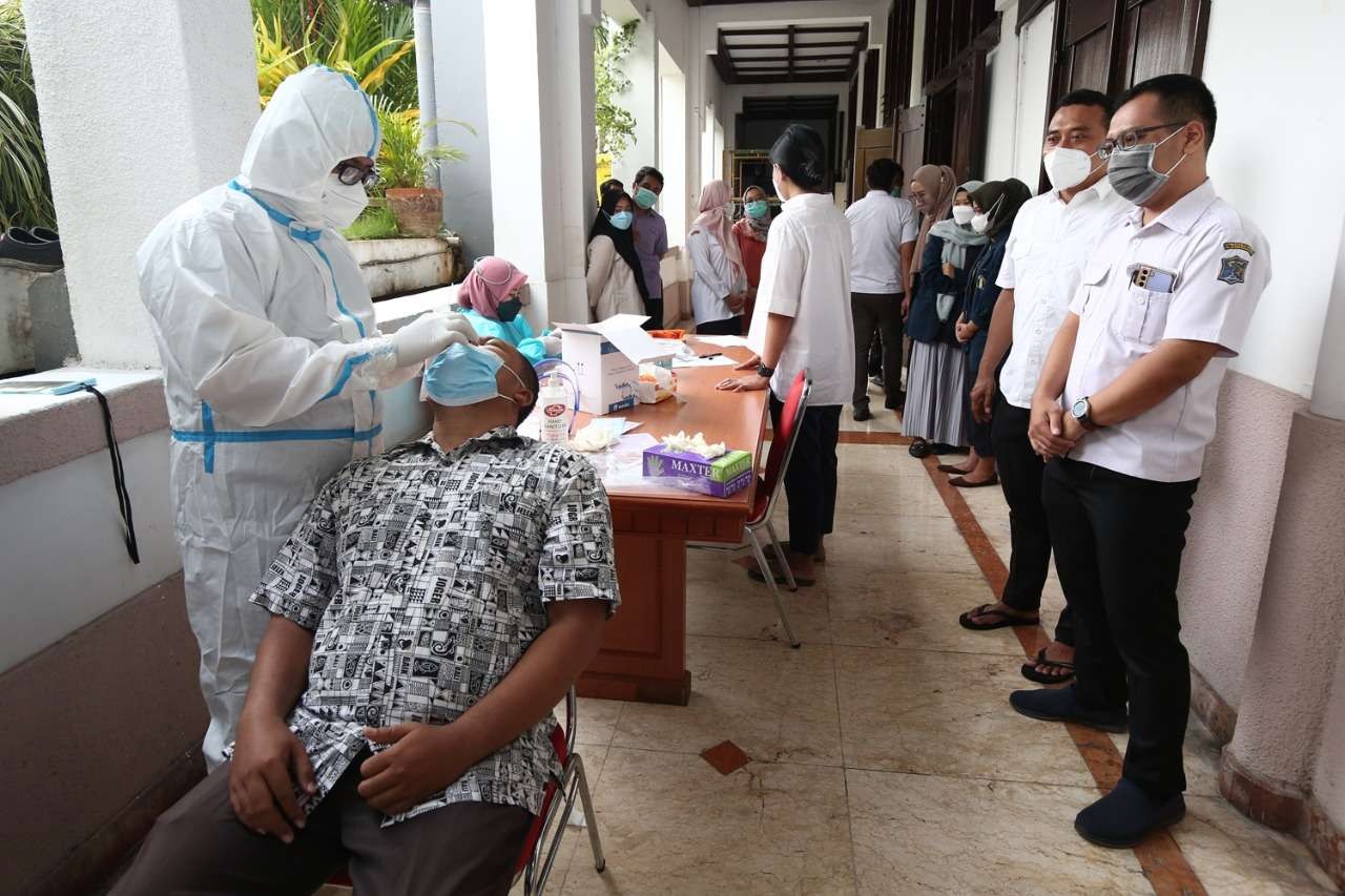 Pemkot Surabaya melakukan swab di lingkungan perkantoran, Rabu 24 November 2021. (Foto: Istimewa)