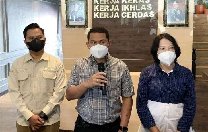 Kasat Reskrim Polresta Malang Kota Kompol Tinton Yudha Riambodo (tengah) pada saat memberikan keterangan kepada media terkait kasus penganiayaan anak berusia 13 tahun, di Kota Malang, Jawa Timur, Rabu 24 November 2021. (Foto: Antara/Vicki Febrianto)