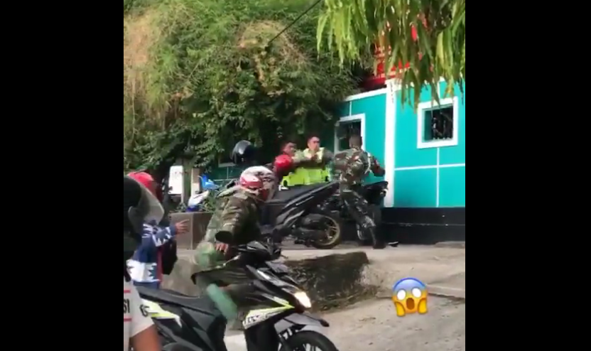 Video pendek berisi tiga orang laki-laki sedang berkelahi, viral di Twitter. Perkelahian antara polisi dan anggota TNI disebut terjadi di Ambon. (Foto: tangkapan layar)