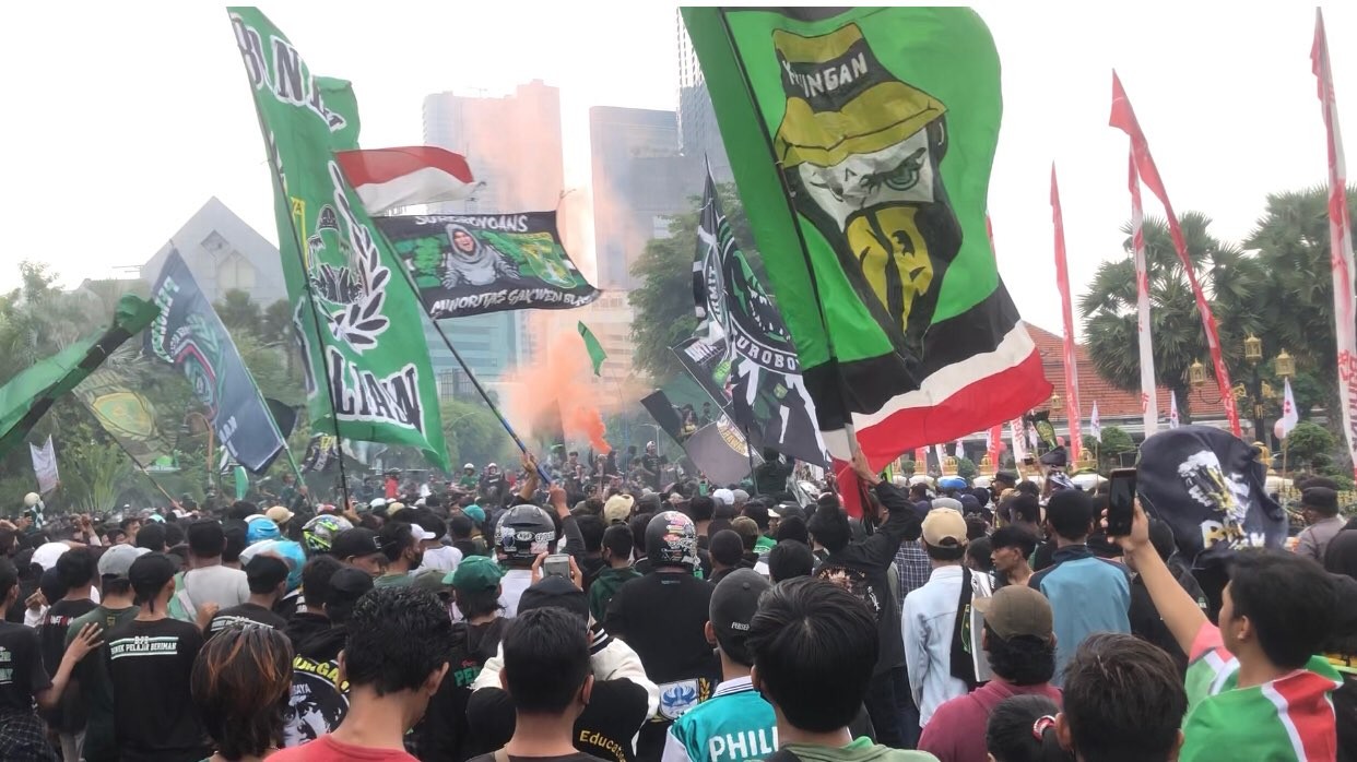 Demo Bonek di depan Gedung Negara Grahadi Surabaya, Kamis 25 November 2021. (Foto: Andhi Dwi/Ngopibareng.id)