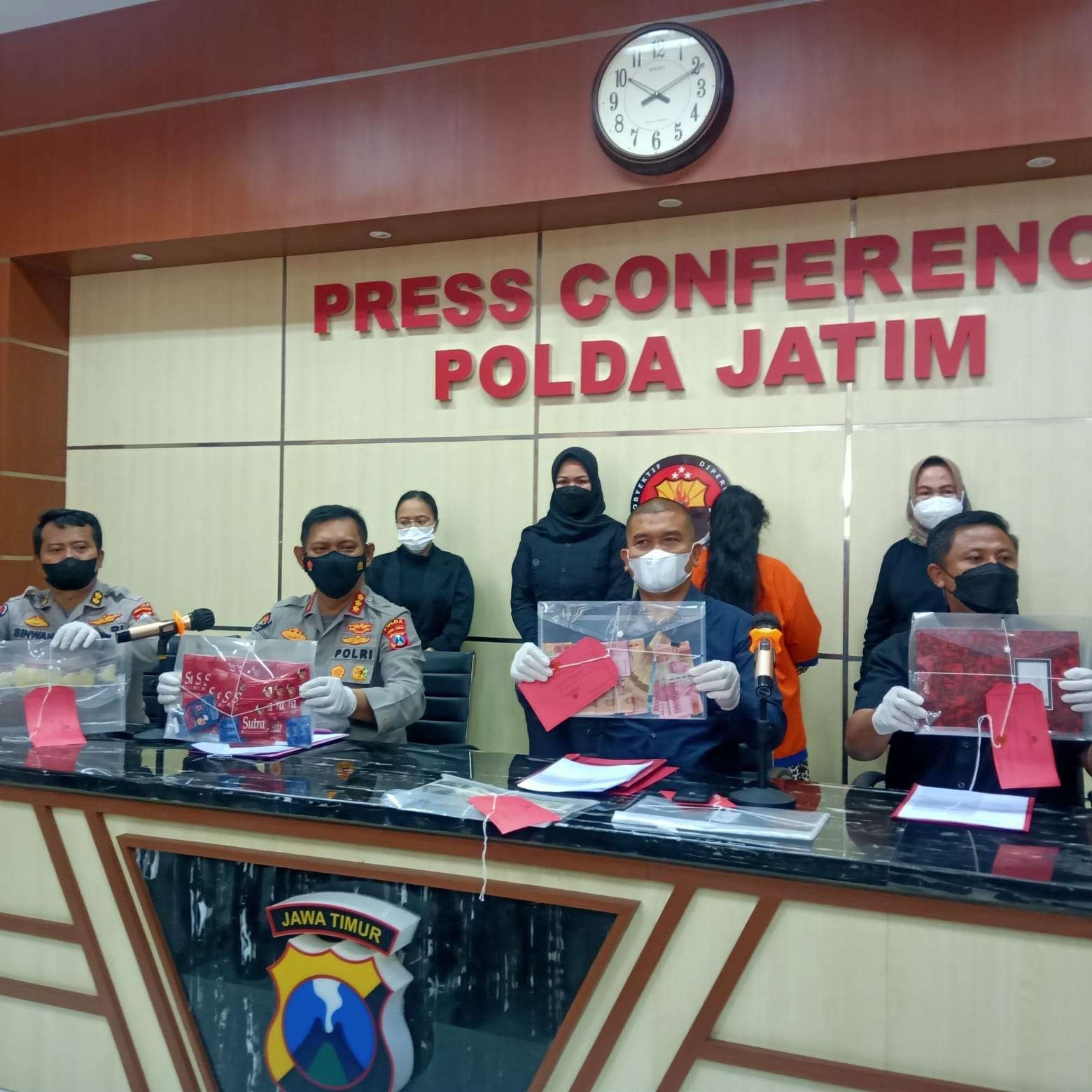 Kabid Humas Polda Jatim, Kombes Pol Gatot Repli Handoko beserta aparat lain menunjukkan barang bukti pengungkapan kasus perdagangan orang di Mapolda Jatim, Surabaya, Kamis 25 November 2021. (Foto: Fariz Yarbo/Ngopibareng.id)