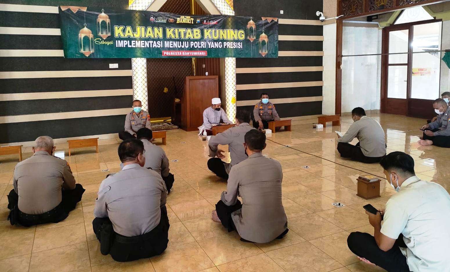 Personil Polresta Banyuwangi mengikuti Bimbingan rohani dan mental (foto:istimewa)