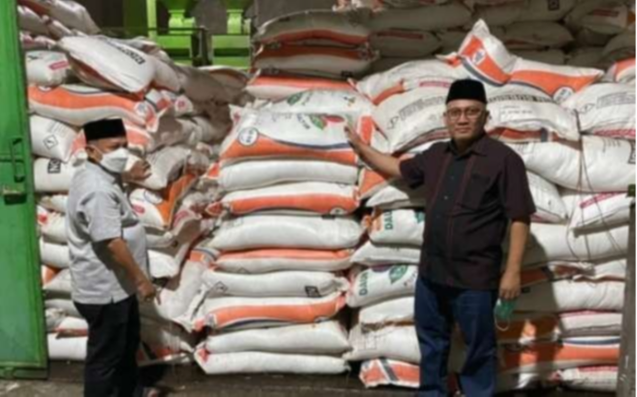 Ribuan ton pupuk urea gratis di gudang penyimpanan saat ditinjau Bupati Situbondo Karna Suswandi dan Kepala Dinas TPHP Haryadi Tedjo Laksono belum lama ini. (foto: istimewa)