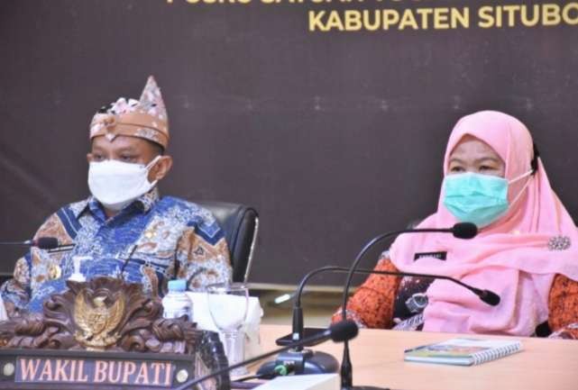 Bupati Situbondo H. Karna Suswandi dan Wabup Hj. Khoirani segera membuat Perbup untuk enam Perda inisiatif yang baru disahkan DPRD setempat. (foto:guido/ngopibareng.id)