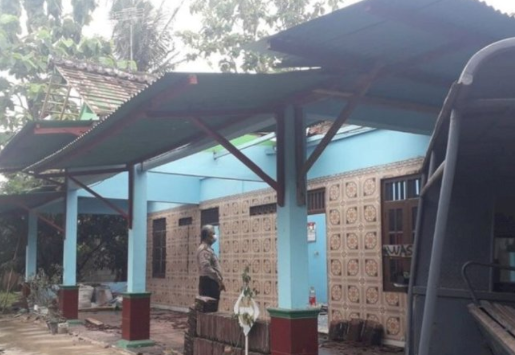 D, pemuda Bantul berusia 24 tahun nekat menjual semua perabotan di rumah ibunya. (foto: Twitter)