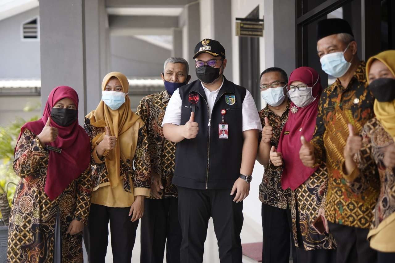 Bupati Kediri Hanindhito Himawan Pramana bersama para guru. (Foto: Istimewa)