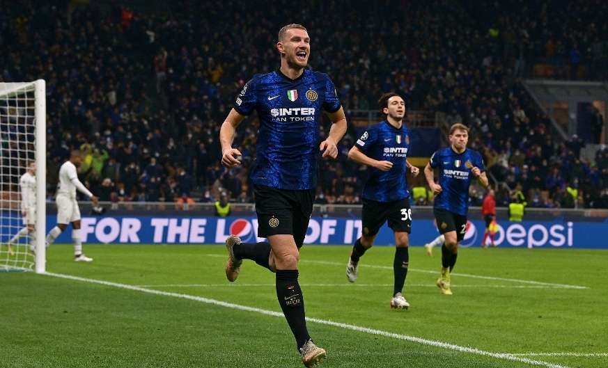 Edin Dzeko merayakan golnya ke gawang Shakhtar Donetsk. (Foto: Twitter/@Inter)