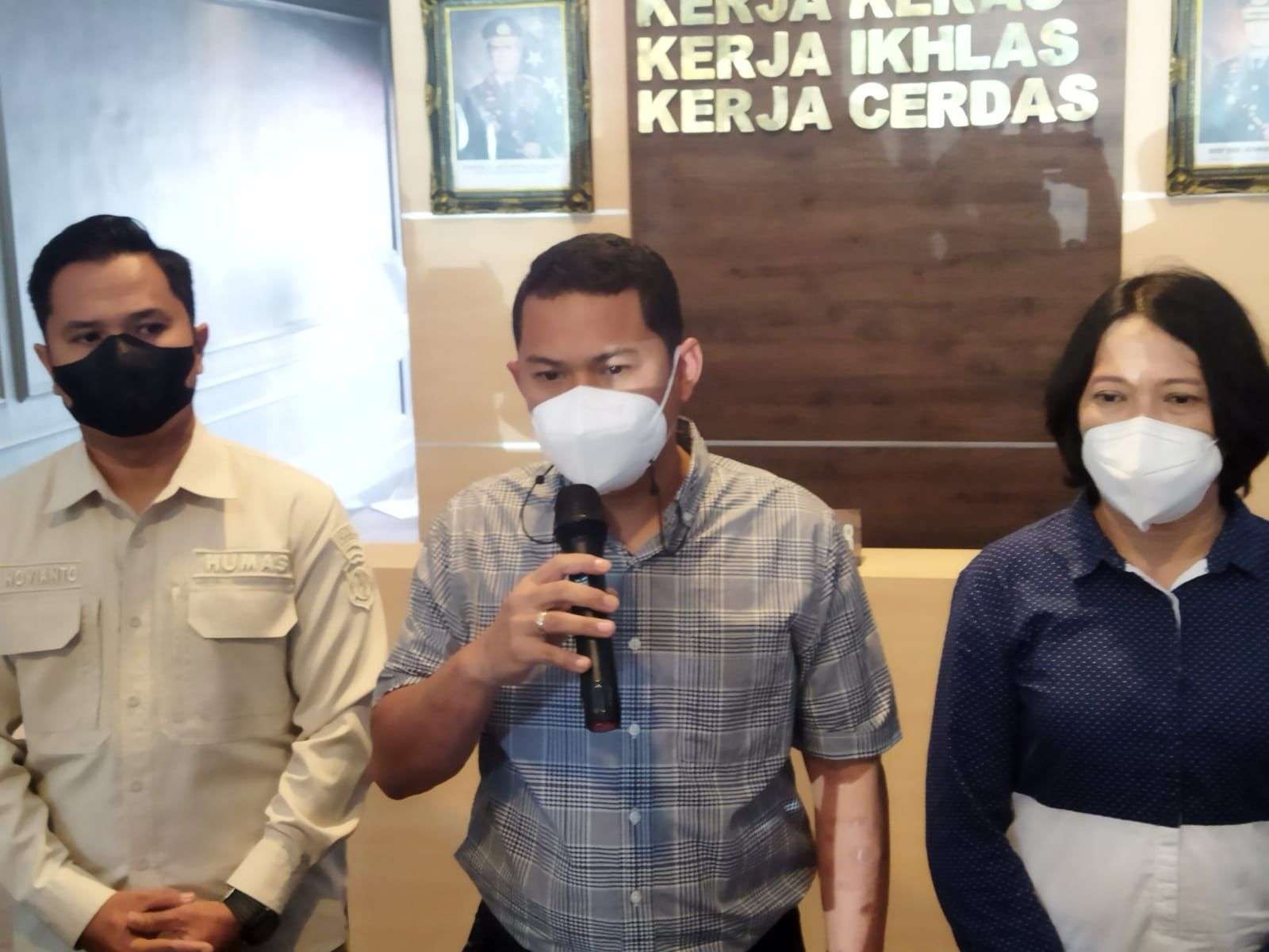 Kasatreskrim Polresta Malang Kota, Kompol Tinton Yudha Riambodo (tengah) saat berada di Mapolresta Malang Kota (Foto: Lalu Theo/Ngopibareng.id)