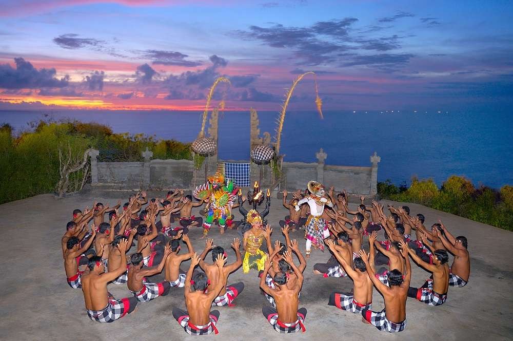 Ilustrasi Tari Kecak yang indah dengan kisah cinta Ramayana. (Foto: Istimewa)