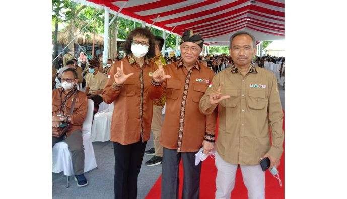 Suryo Wiyono (kiri) bersama Dirjen KSDAE, Ir Wiratno MSc (tengah) dan Dir KKH, dr H Indra Exploitiasiana, MSi, usai penganugerahan Dedikasi pada Penemuan Sumber Daya Genetika Bermanfaat di acara Puncak Peringatan Hari Konservasi Alam Nasional Tahun 2021 di Taman Wisata Alam Teluk Kupang, NTT, pada Rabu 24 November 2021. (Foto: Istimewa)