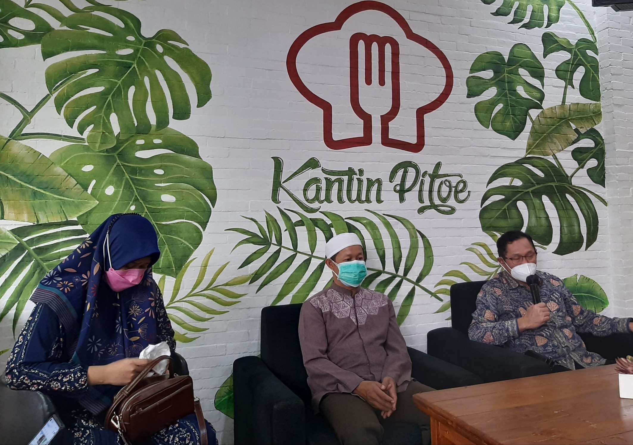 Prof. Dr. dr. Budi Santoso, Sp. OG(K) (paling kanan) bersama pasutri Didik dan Titin yang berhasil melakukan proses bayi tabung dengan segala cobaan yang menimpa. (Foto: Pita Sari/Ngopibareng.id)