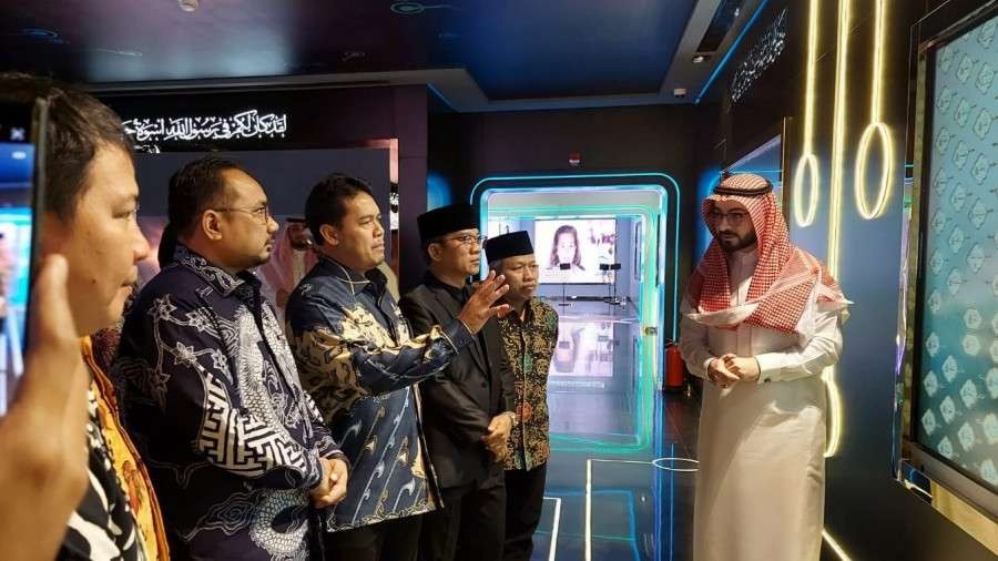 Menteri Agama (Menag) Yaqut Cholil Qoumas tengah meninjau Museum Dar El Madinah. (Foto: Kemenag)