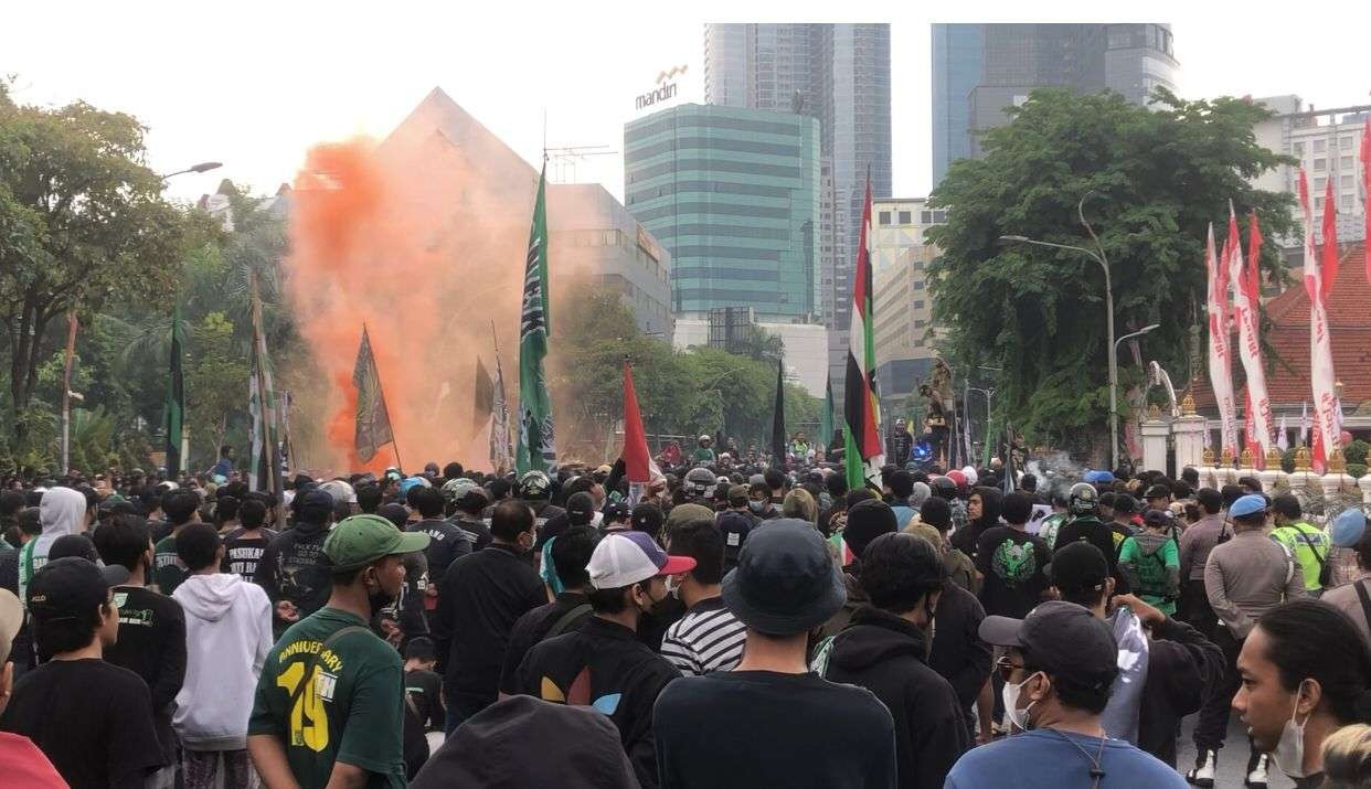 Ribuan massa Bonek Mania memadati jalanan di depan Gedung Negara Grahadi, Surabaya. (Foto: Andhi Dwi/Ngopibareng.id)