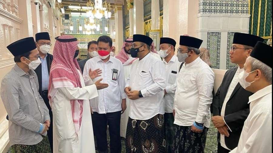 Menteri Agama (Menag) Yaqut Cholil Qoumas berkesempatan salat di Raudhah dalam kunjungan kerjanya di Madinah. (Foto: Kemenag)