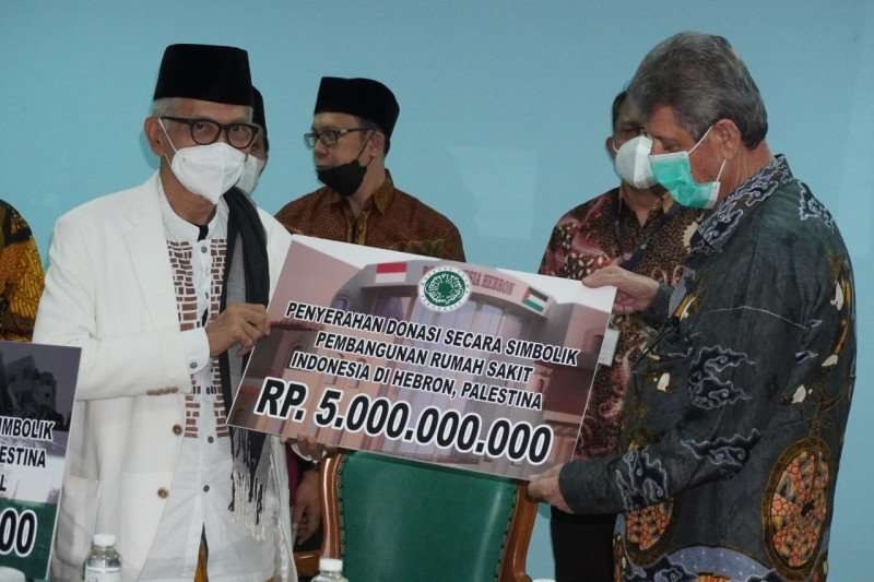 Ketua Umum MUI KH Miftachul Akhyar secara simbolik pemberikan bantuan kemanusiaan kepada Dubes Palestina untuk Indonesia Zuhair Al-Shun untuk pembangunan Rumah Sakit Indonesia Hebron (RSIH), 25 Mei 2021. (Foto: Istimewa)