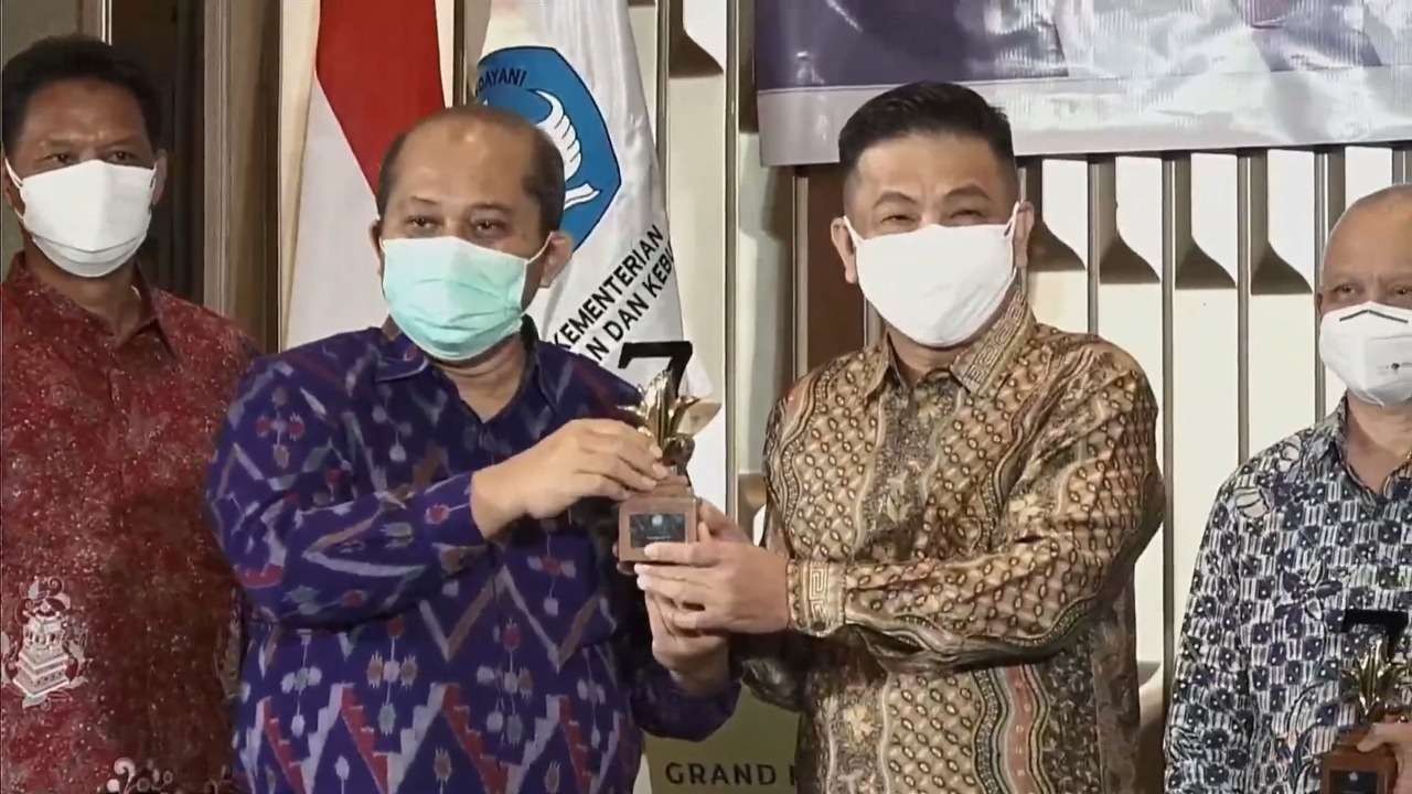 Rektor Ubaya, Benny Lianto saat menerima penghargaan AKU 2021. (Foto: istimewa)