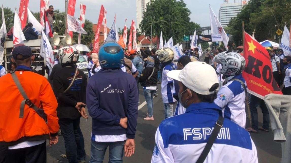 Buruh Jatim saat gelar di tolak UMP murah di Gedung Negara Grahadi Surabaya. (Foto: Andhi Dwi/Ngopibareng.id)