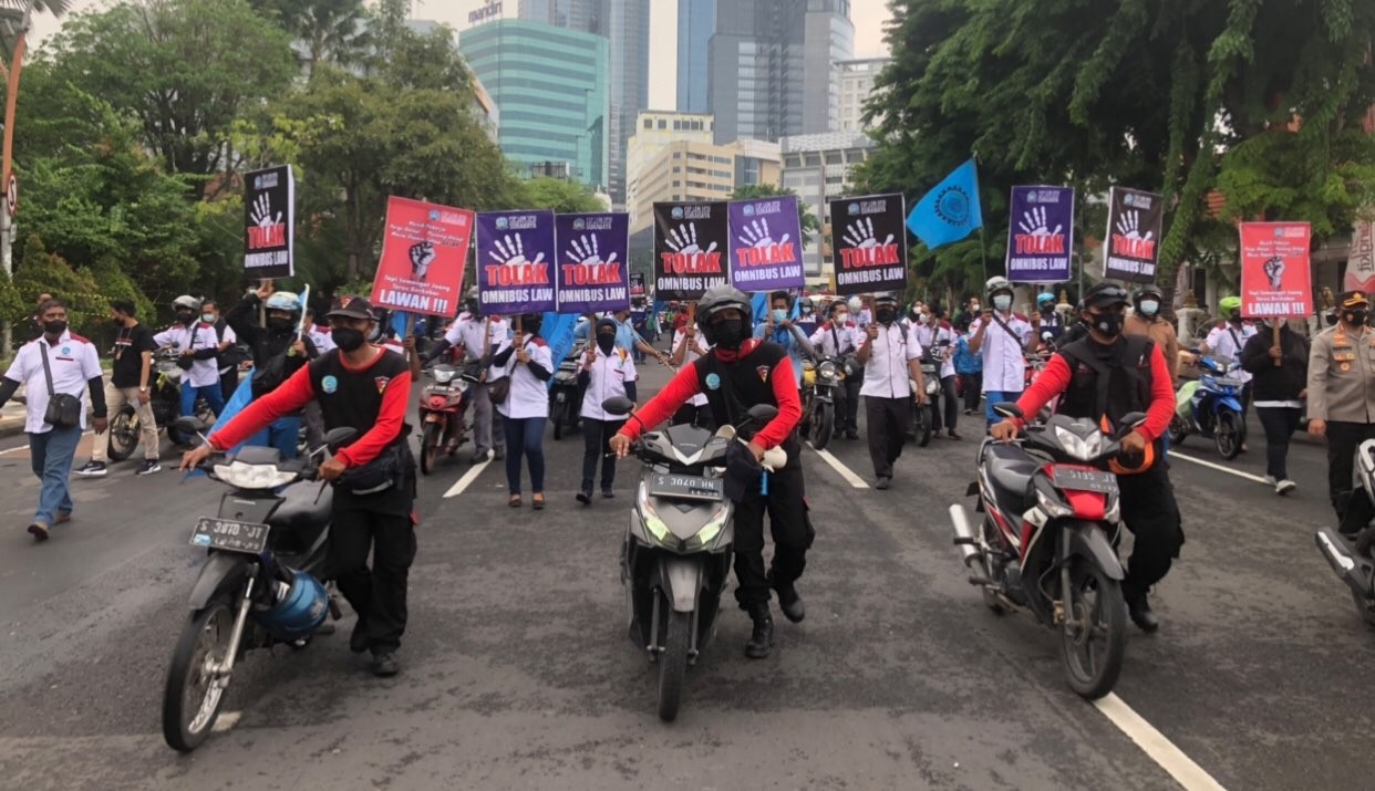 Buruh Jatim saat bergerak menuju Kantor Gubernur (Foto: Andhi Dwi/Ngopibareng.id)