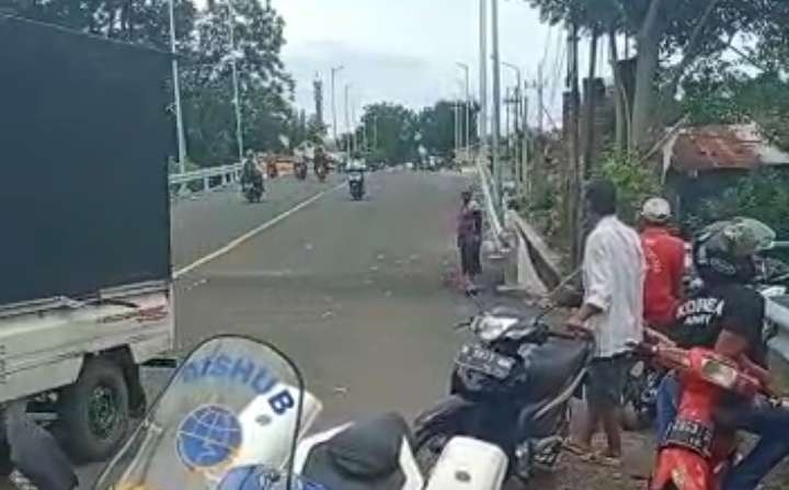 Jembatan Kedungasem di Jalan KH Hasan Genggong, Probolinggo akhirnya dioperasikan. (Foto: Ikhsan Mahmudi/Ngopibareng.id)