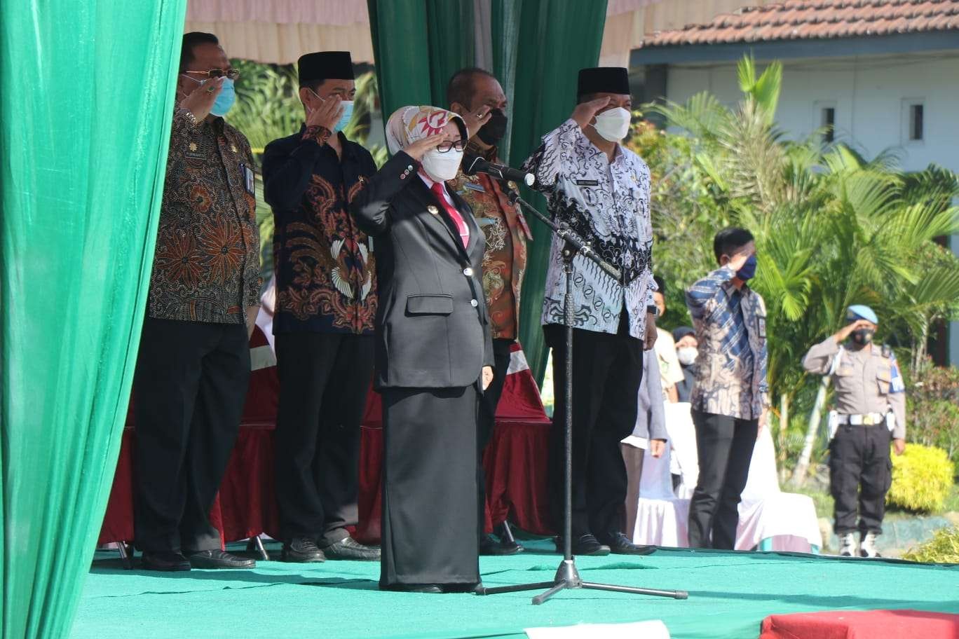 Upacara peringatan Hari Guru Nasional di halaman kantor Dinas Pendidikan dan Kebudayaan Jombang, Kamis 25 November 2021 dipimpin Bupati Hj Mundjidah Wahab. (Foto: istimewa)