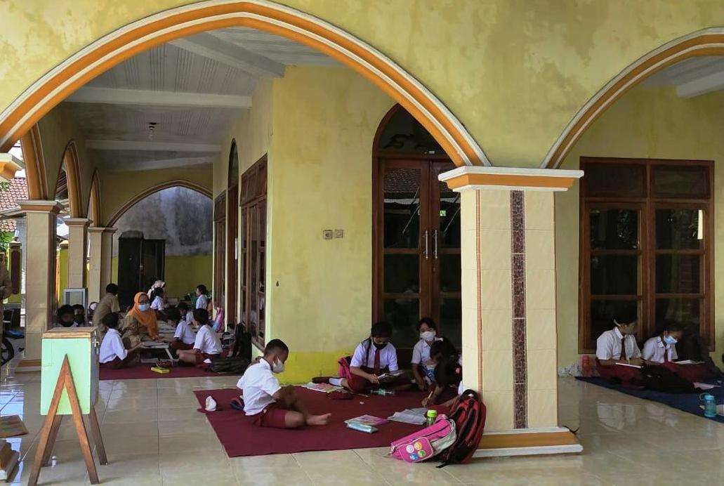 Puluhan murid-murid SDN 7 Tegalharjo terpaksa melakukan pembelajaran di Masjid karena tidak bisa mengakses gedung sekllah akibat jembatan penghubung ambruk. (Foto: Istimewa)