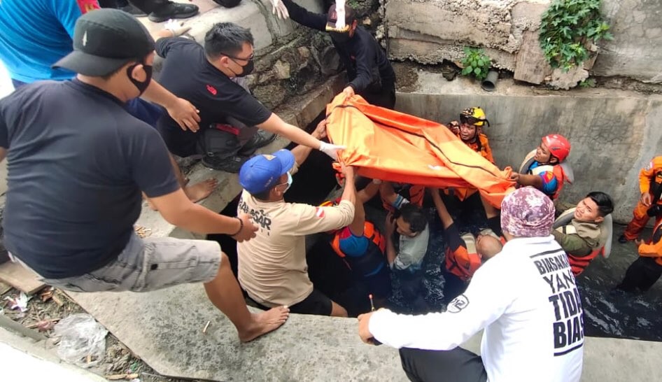 Evakuasi jenazah bocah dua tahun yang tenggelam di sungai Manukan Kasman (Foto: dok. BPB Linmas Kota Surabaya)