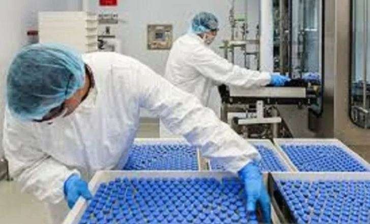 Dokumentasi teknisi lab menyusun botol berisi obat virus Korona, Remdesivir, di Gilead Sciences, La Verne, California, AS (18/3/2020). ANTARA/REUTERS/HO-Gilead Sciences Inc