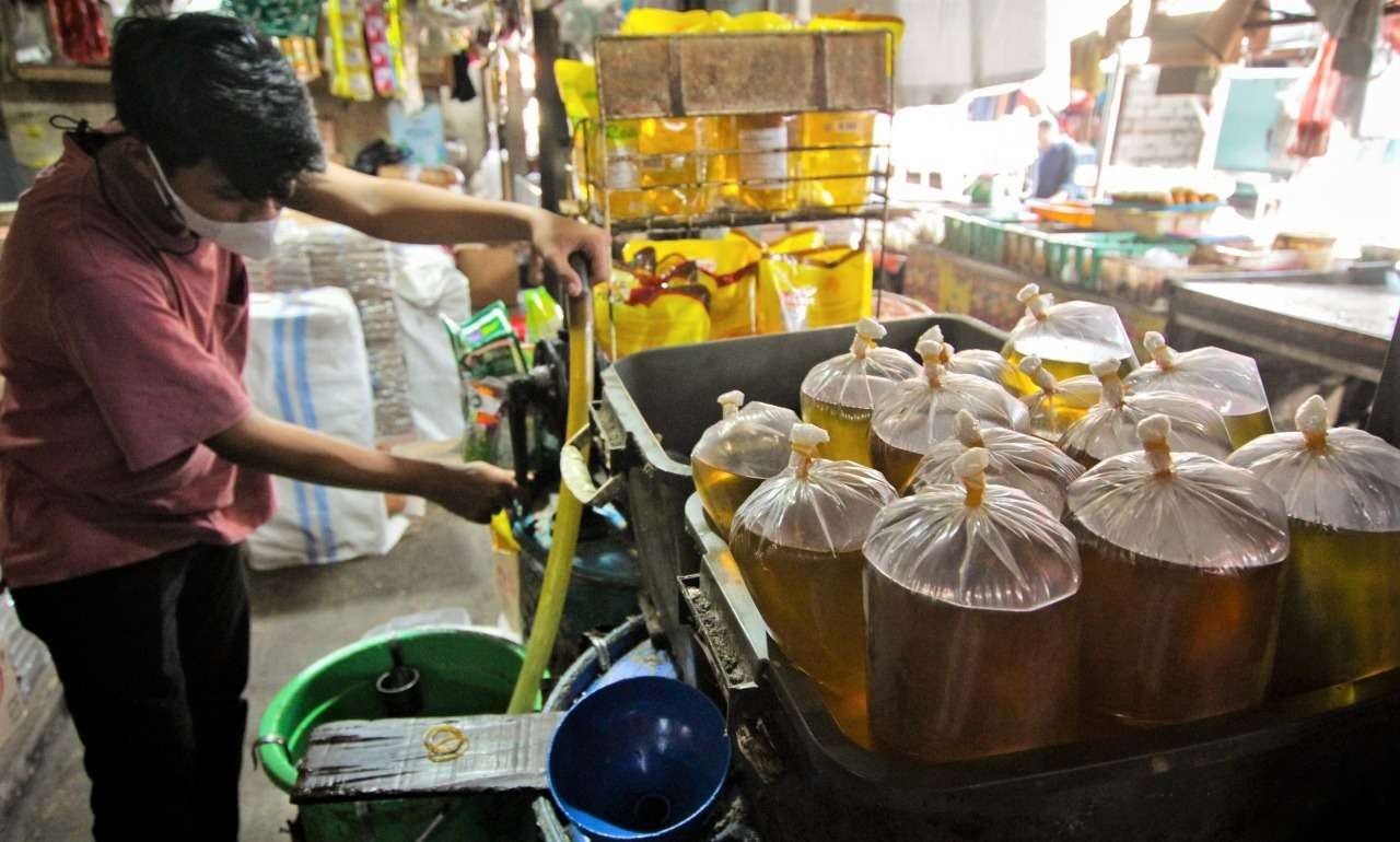 Penjual minyak goreng di sebuah toko kelontong di Probolinggo. Harga minyak goreng naik dan dikeluhkan warga. (Foto: Ikhsan Mahmudi/Ngopibareng.id)