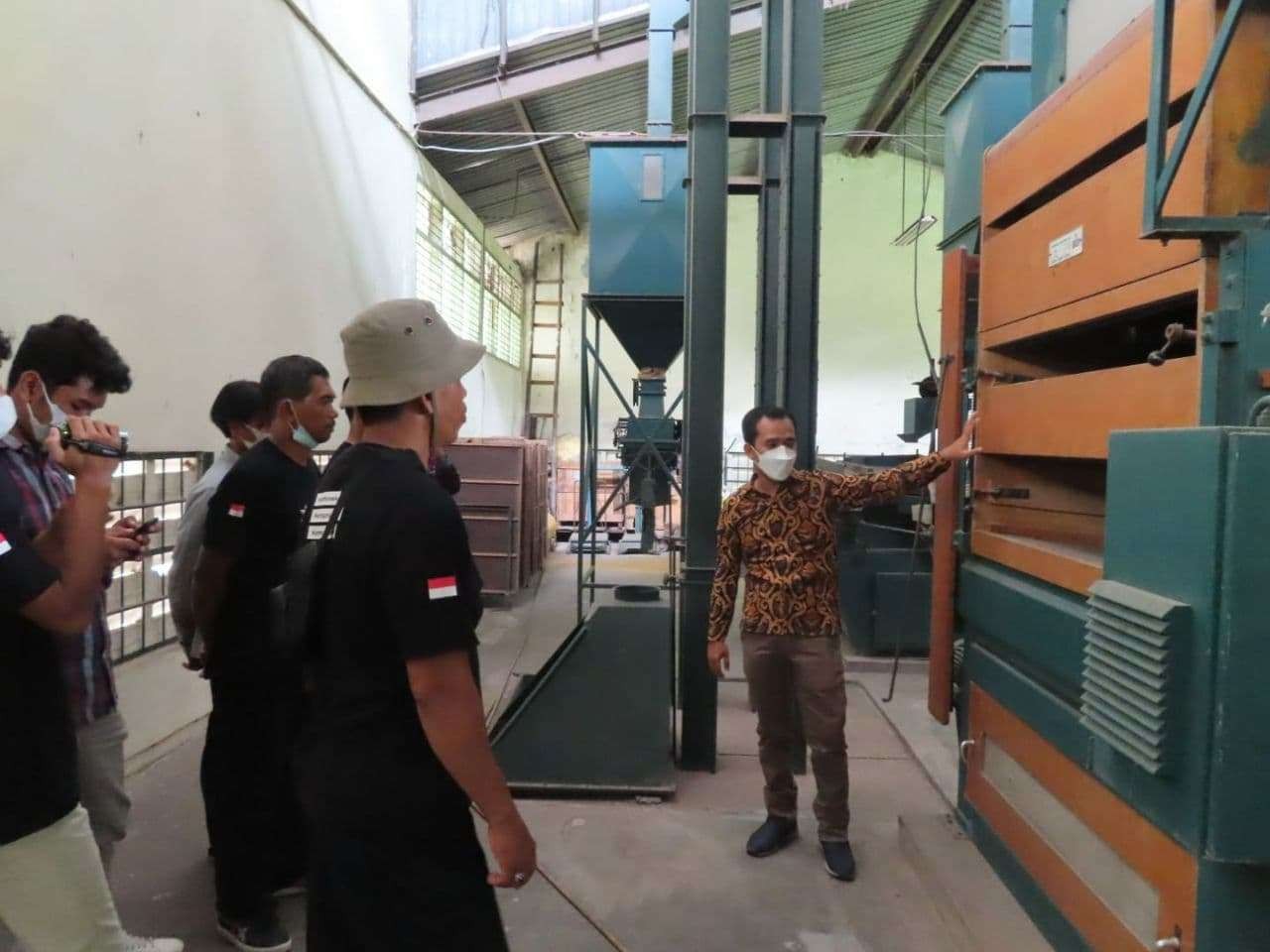 Para petani anggota Gerakan Petani Nusantara di IPB Bogor sedang mendapatkan penjelasan cara memilih benih padi unggulan dari Ahmad Zamzami, dosen IPB Bogor. (Foto: Choirul Anam/Ngopibareng.id)