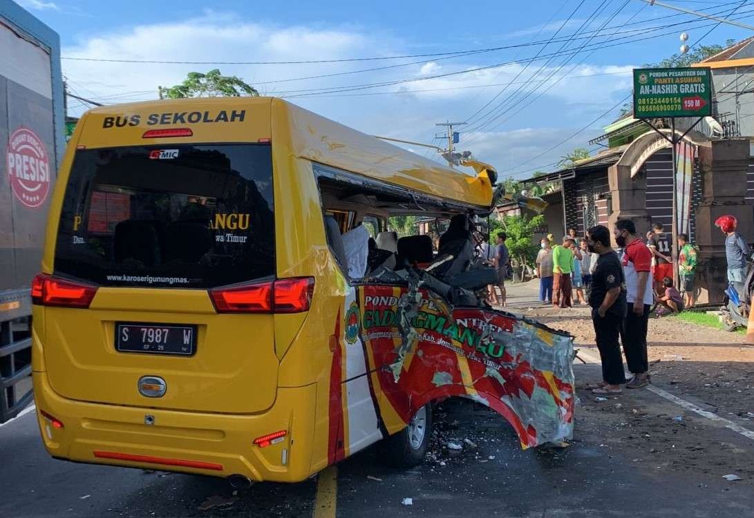 Mobil rombongan santri dari Gadingmangu, Perak Jombang ditabrak truk tronton di Kediri. (Foto: Istimewa)