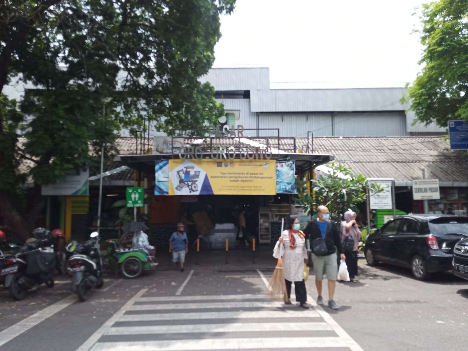 Pintu masuk ke Pasar Oro-Oro Dowo, Kota Malang, Jawa Timur. (Foto: Lalu Theo/Ngopibareng.id)