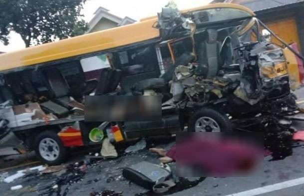 Mobil Elf ditabrak truk tronton di Kediri, empat penumpang meninggal. (Foto: istimewa)