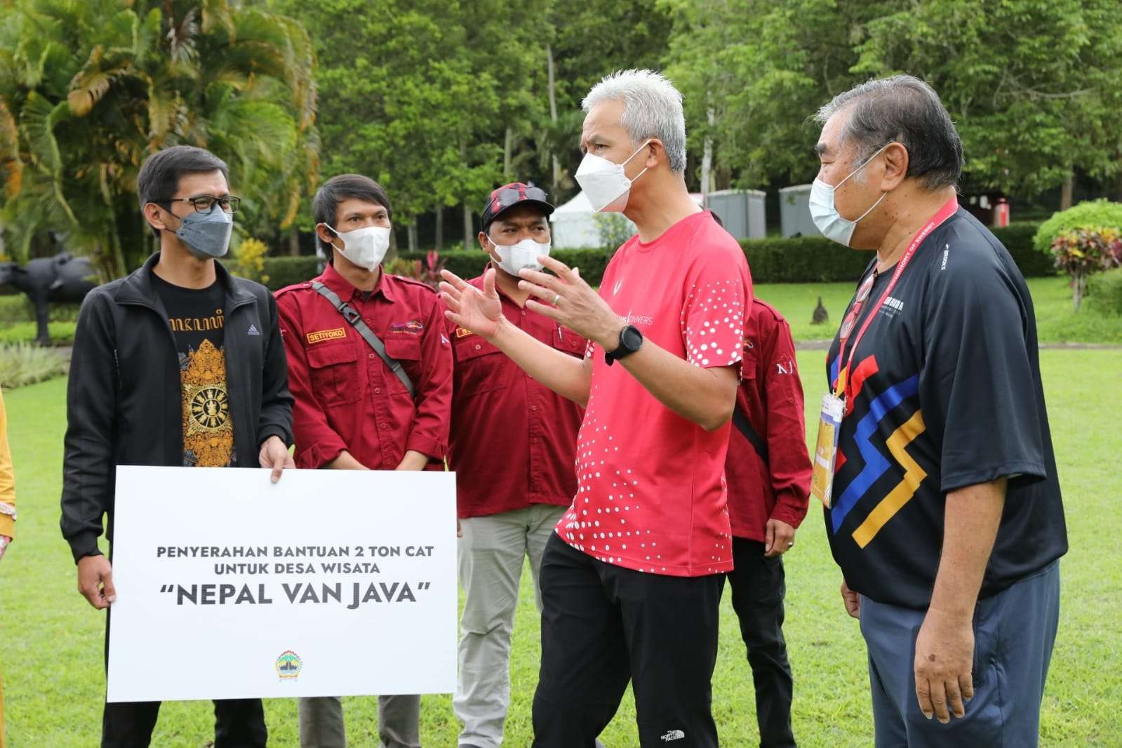 Ganjar Pranowo saat memberikan arahan kepada warga sekitar Nepal van Java di Temanggung, Magelang. (Foto: Istimewa)