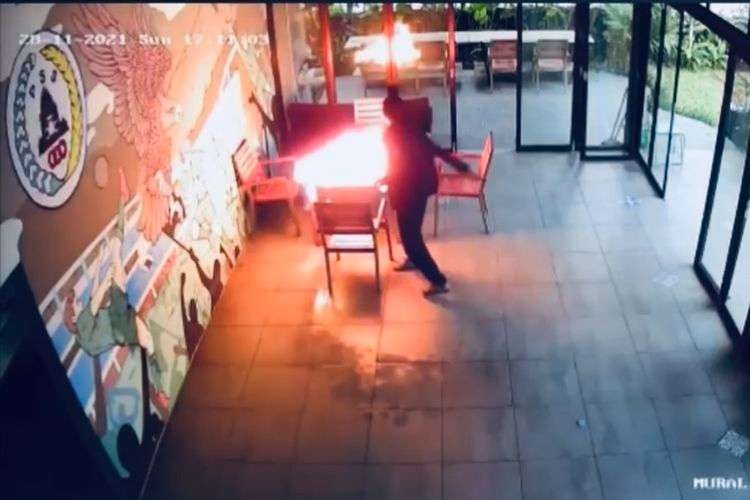 Pelaku pembakaran Kantor PSS Sleman terekam CCTV. (Foto: Istimewa)