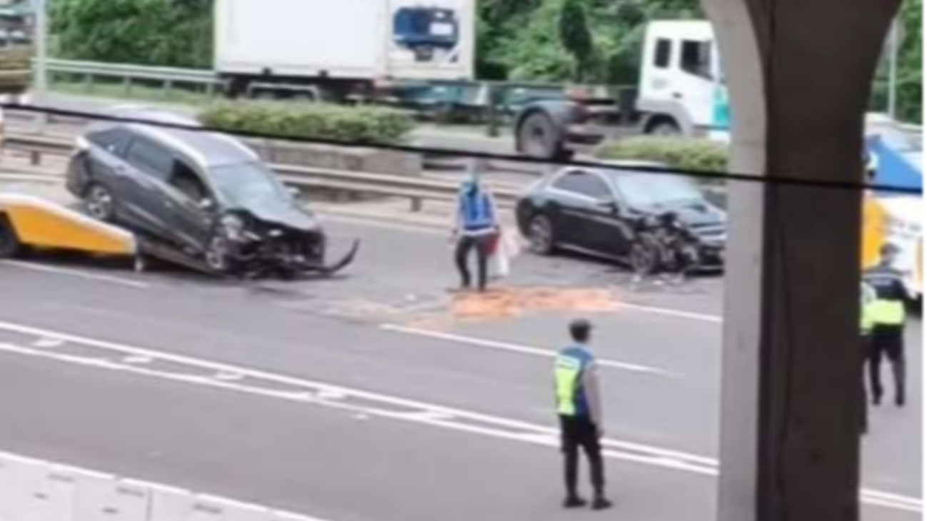 Sedan Mercedes-Benz (Mercy) melawan arus hingga menabrak Honda Mobilio dan Toyota Kijang Inova di jalan tol JORR, Sabtu 27 November 2021. (Foto: Instagram @infojkt)