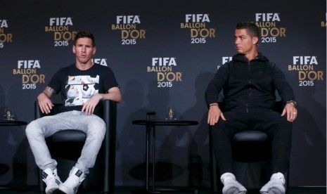 Lionel Messi dan Cristiano Ronaldo di panggung Ballon d'Or tahun 2015. (Foto: Istimewa)