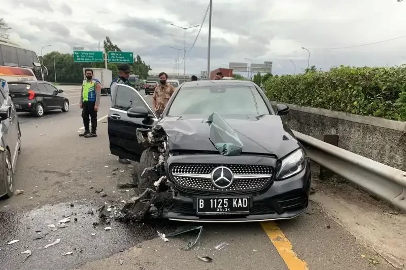 Mobil Mercy yang lawan arus di Tol JORR rusak parah karena bertabrakan. (Foto: Ant)