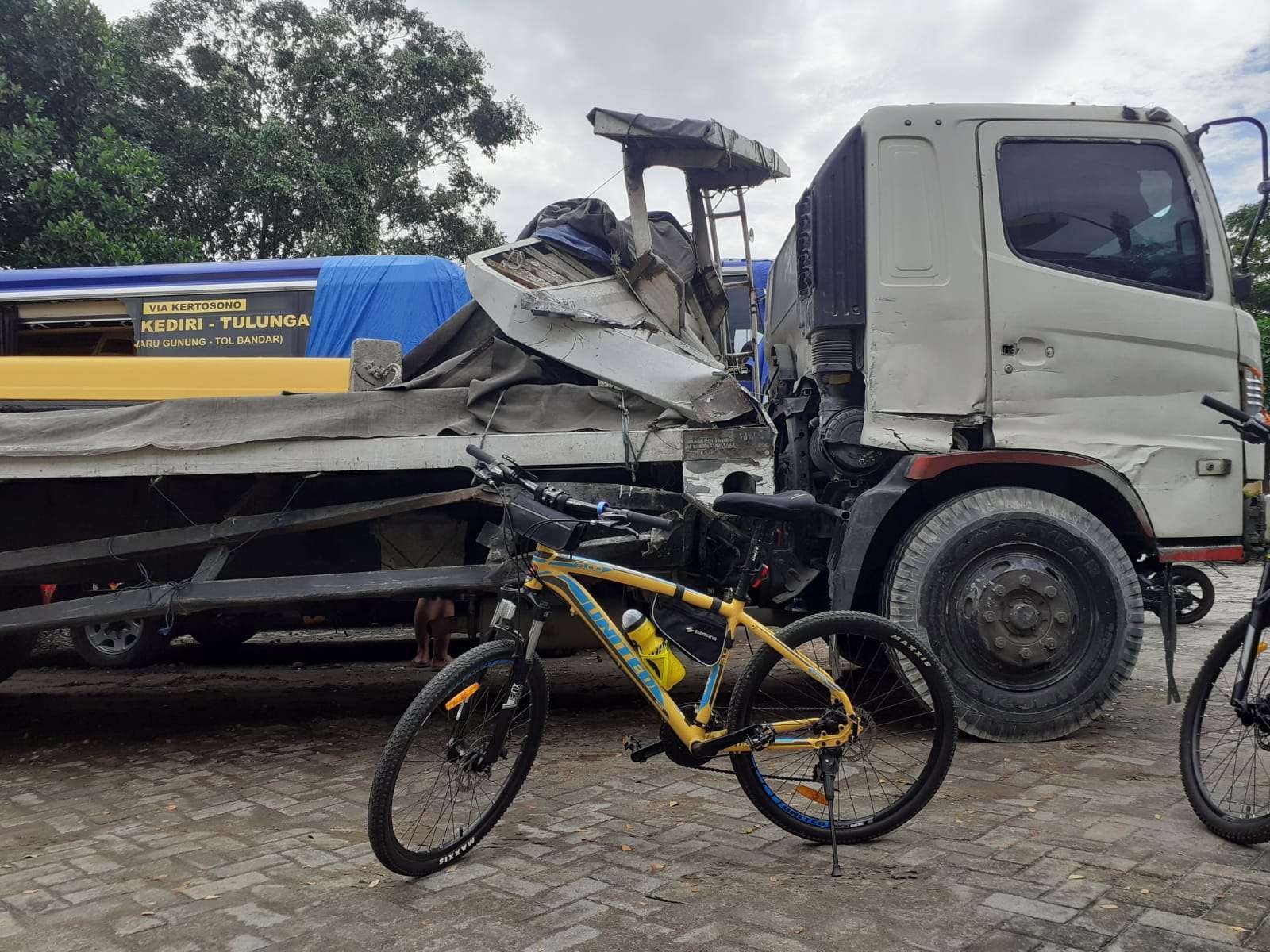 Truk yang menabral mobil Elf rombongan santri Gadingmangu yang menewaskan 4 orang diamankan di Mapolres Kediri. (Foto: istimewa)