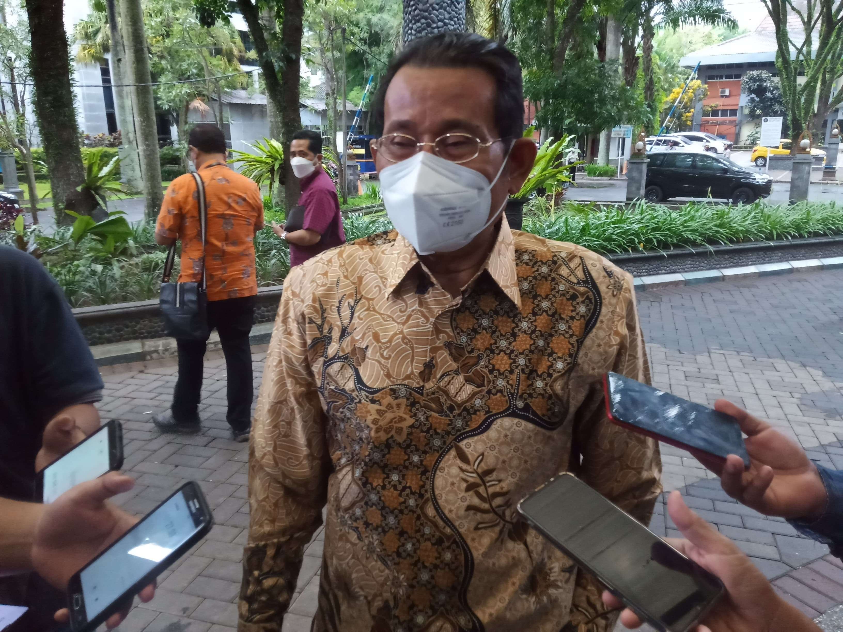 Rektor Universitas Brawijaya, Nuhfil Hanani saat ditemui di depan Gedung Widyaloka UB (Foto: Lalu Theo/ngopibareng.id)