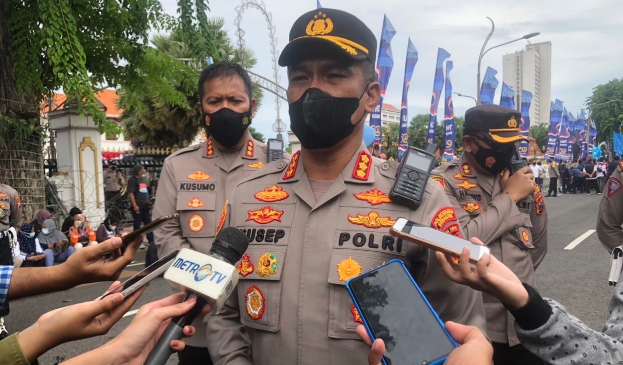 Kapolrestabes Surabaya, Kombes Pol Achmad Yusep Gunawan, saat ikut bersiaga amankan demo buruh di Gedung Negara Grahadi (Foto: Andhi Dwi/Ngopibareng.id)