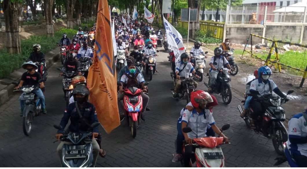 Buruh gelar sweeping di Jalan Rungkut Industri (Foto: Dok FSPMI)