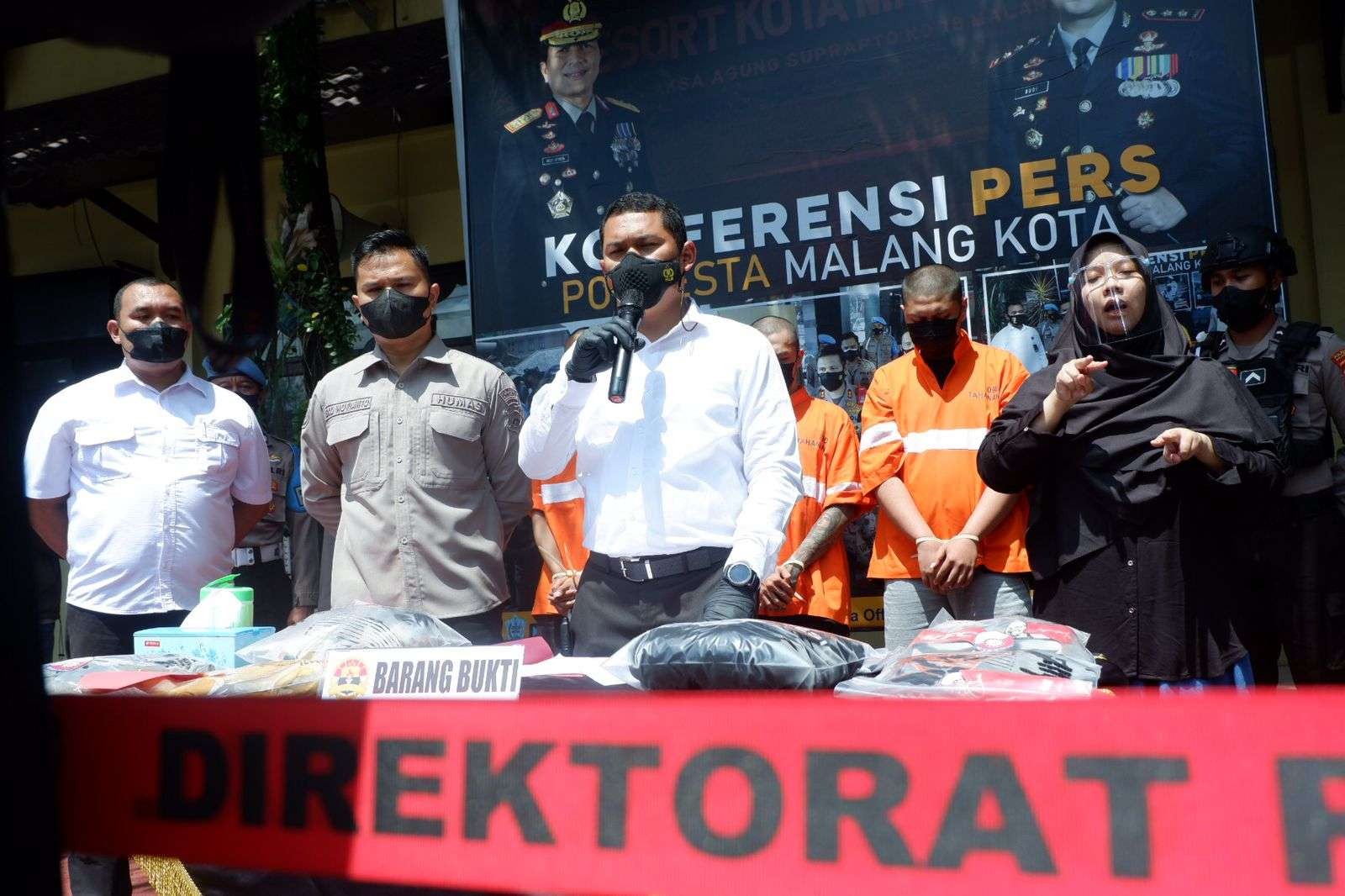 Kasatreskrim Polresta Malang Kota, Kompol Tinton Yudha Riambodo saat rilis kasus pengeroyokan (Foto: Lalu Theo/ngopibareng.id)