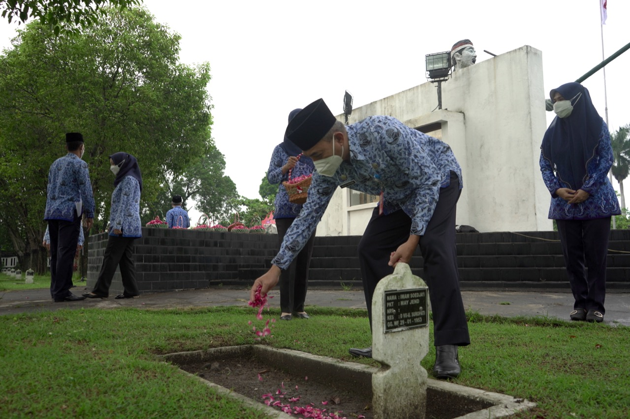 Ziarah makam diperingatan HUT Korpri ke-50. (Foto: Kominfo Lumajang)