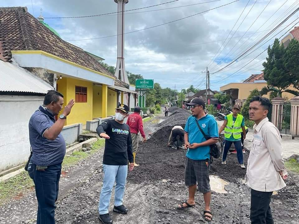 Thoriqul Haq ketika tinjau perbaikan jalan desa yang rusak. (Foto: Kominfo Lumajang)