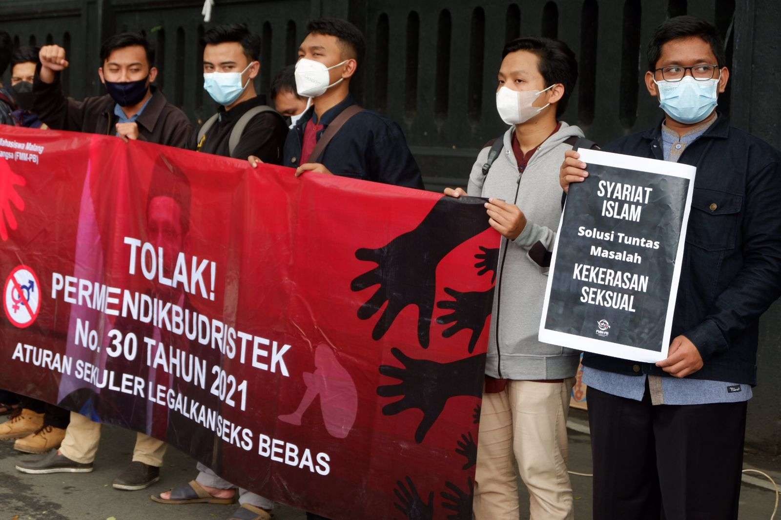 Forum Mahasiswa Muslim Peduli Bangsa Malang Raya saat menggelar demonstrasi di Depan Gedung DPRD Kota Malang. (Foto: Lalu Theo/Ngopibareng.id)